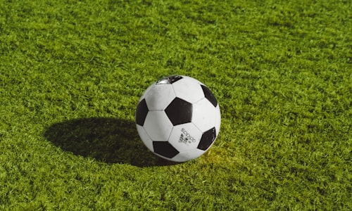 英格兰足球超级联赛球队曼城队在伊蒂哈德球场比赛的场景